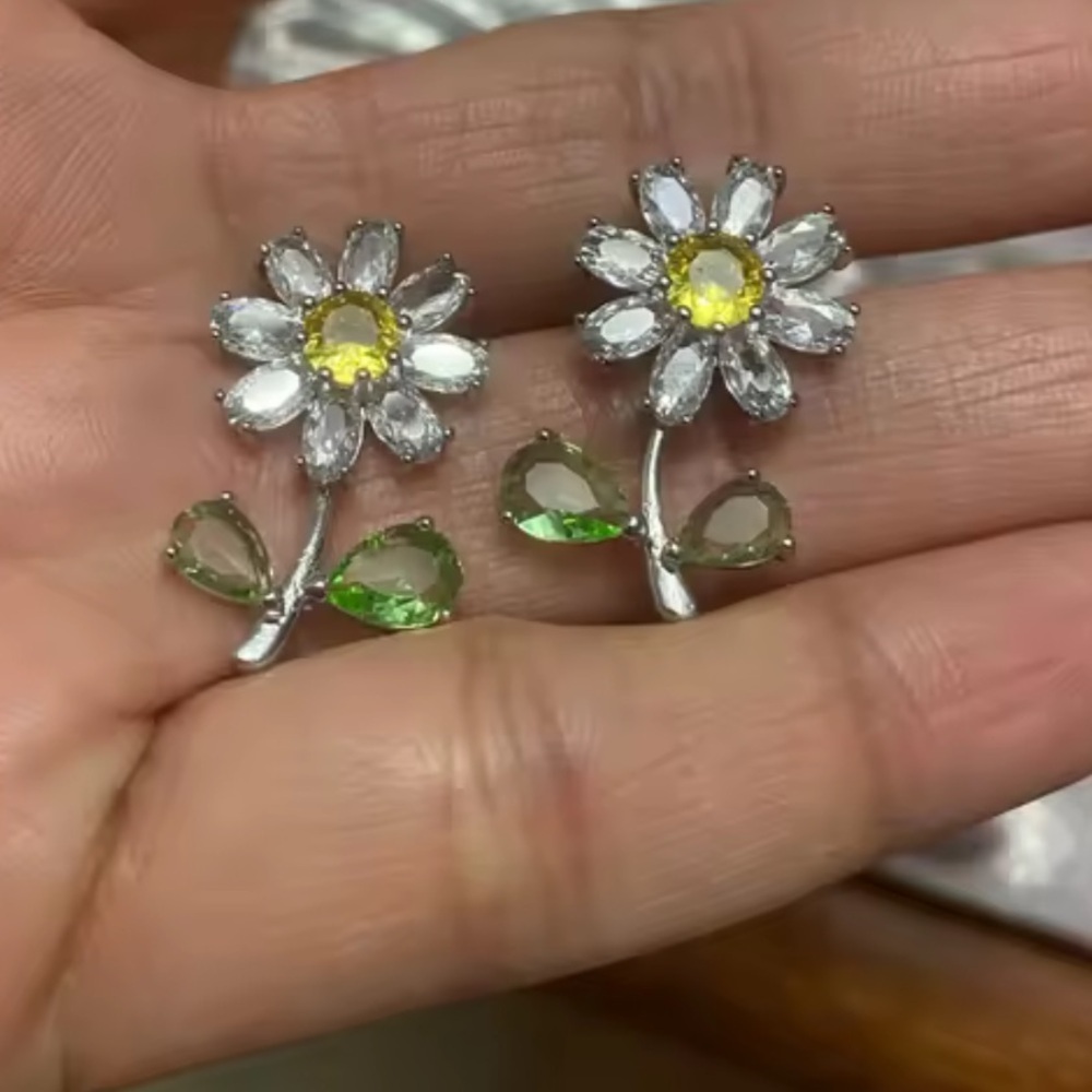 Daisy Floral Crystal Earrings - Picture 7 of 16